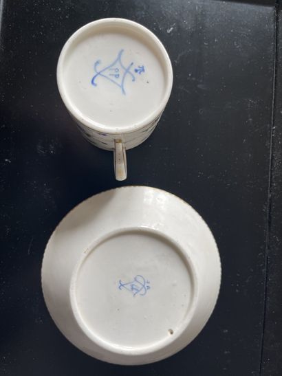 null Tasse et soucoupe en porcelaine de Sèvres, décor au barbeau.
XVIIIe siècle.