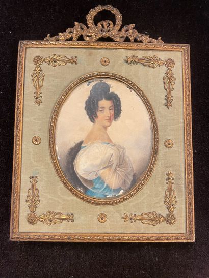 null Ecole française XIXe
Portrait de femme en buste de trois-quarts à la robe bleu...