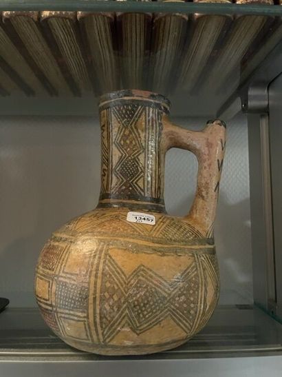Vase gourde à anse et à décor de motifs stylisés
Hauteur...