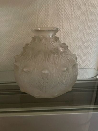 R. LALIQUE
Vase gourde dans le goût de Lalique.
Signé...