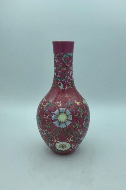 null CHINE 
Vase de forme bouteille en porcelaine émaillée polychrome sur fond rubis...