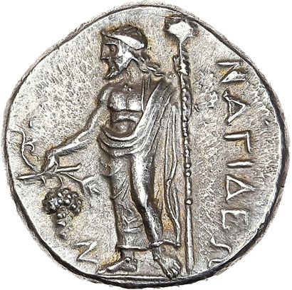 null CILICIE
Nagidos (420-390 av. J.-C.)
Statère. 10,51 g.
Aphrodite drapée assise...