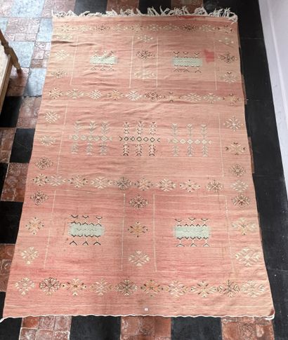 null LARGE MODERN RUG in wool Kilim style.
(Insulation)
319 x 204 cm.