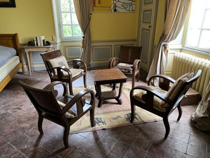 null SALON en bois exotique comprenant 4 fauteuils et 1 guéridon.
Style Colonial...
