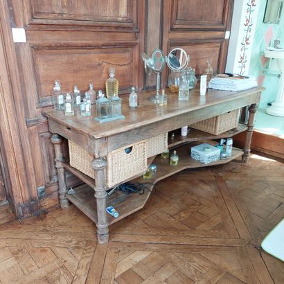 null DRAPER COUNTER in oak, turned legs. 
End of the XIXth century. 
Height 79 cm...