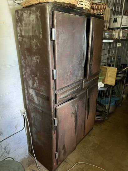 null ARMOIRE INDUSTRIELLE en acier oxydé.
174 x 100 x 42 cm.