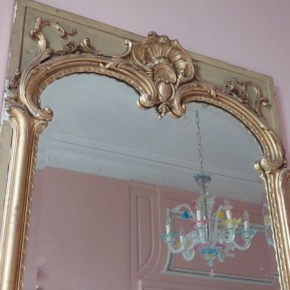 null Wood and gilded stucco mirror. 
Regency style. 
(Misses)
Height. 185 cm (approx.)...