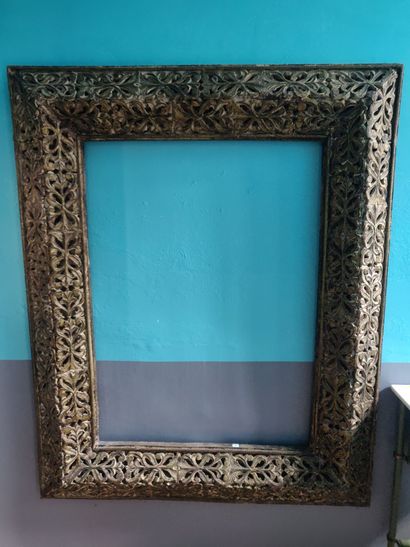 null LARGE FRAME in carved and gilded wood with decoration of leaves. 
147 x 123...