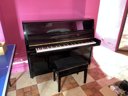 null YAMAHA 
Upright piano in black lacquered wood. 
113 x 148 x 58 cm.
And a piano...