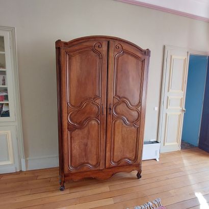 null ARMOIRE en bois de noyer mouluré.
Travail régional, XIXème siècle.
(Manque la...