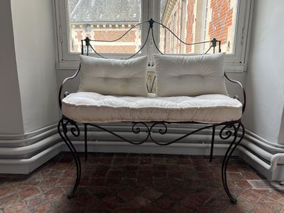 null Bench in wrought iron. 
(Cushions stained)
Larg. 100 cm.