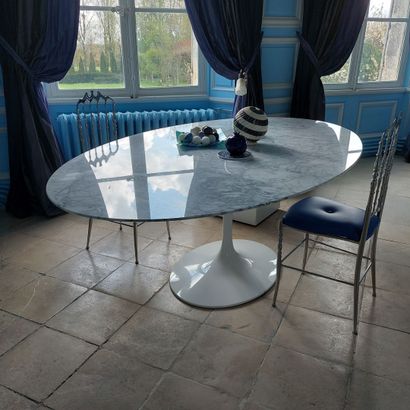 null OVAL DINING TABLE in marble on white resin tulip base. 
In the style of Eero...