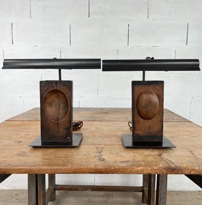 Deux lampes en bois sculpté à réflecteurs...