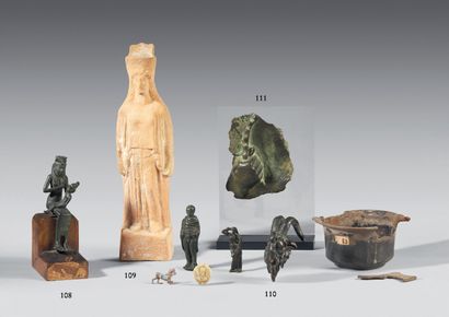 null Statuette représentant la déesse Isis assise allaitant le jeune dieu Horus assis...