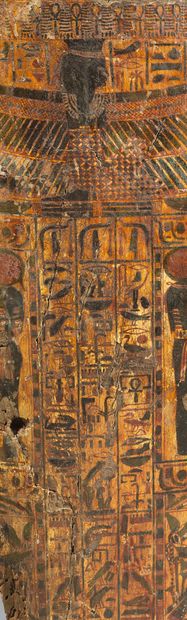 null Couvercle de sarcophage momiforme au nom de Rouia (?) Chanteuse d'Amon. Elle...