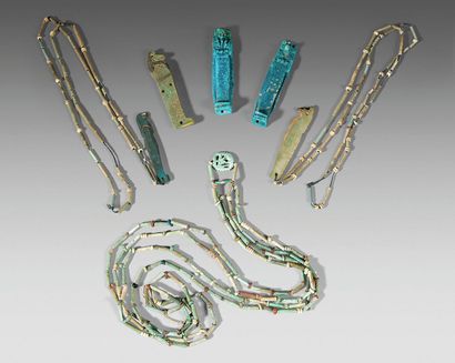 null Lot composé de quatre colliers en perles tubulaires dont deux ornés d'amulettes...