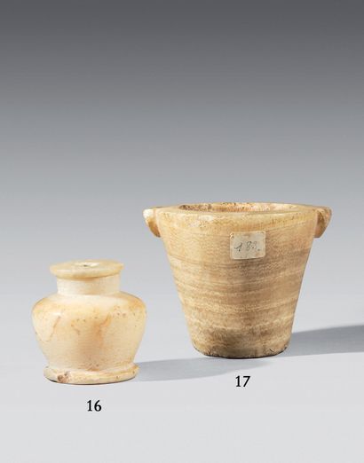null Vase tronconique muni de deux petites anses, albâtre rubané.
Petits éclats.
Égypte,...