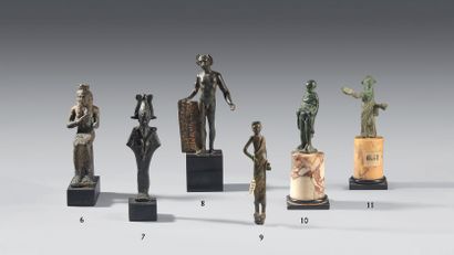 null Votive statuette representing a long draped figure.
Bronze, green oxidation....