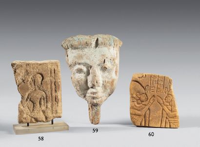 null Relief fragmentaire orné d'un personnage à gauche. 
Pierre (Grès ?). 
Égypte....