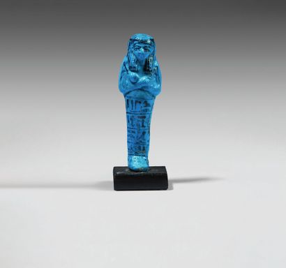 null Ouchebti momiforme peint d'une inscription sur quatre registres, faïence bleu...