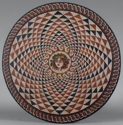 Claude FORMEAU Grand panneau circulaire gravé et peint à l'imitation d'une mosaïque...