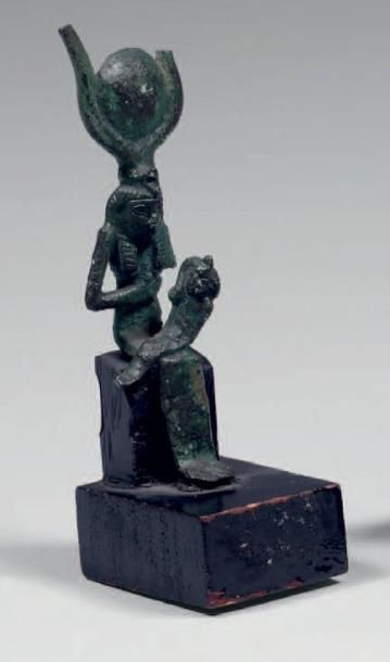 null ISIS ALLAITANT HORUS. Bronze patine vert sombre. (Manque à une corne). Égypte,...