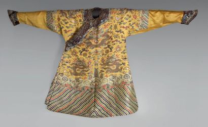 null ROBE "mang pao" (robe pour les membres de la famille impériale) en soie jaune...