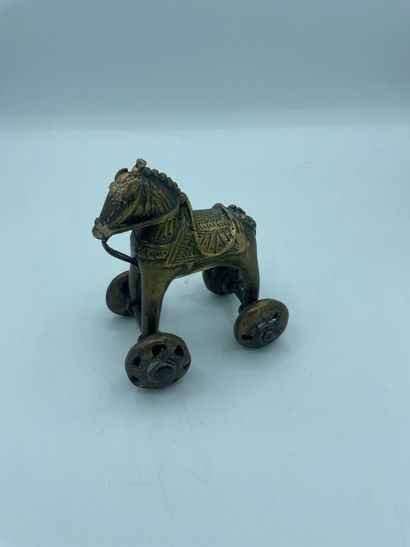 JOUET : cheval à roulettes en bronze
Inde,...