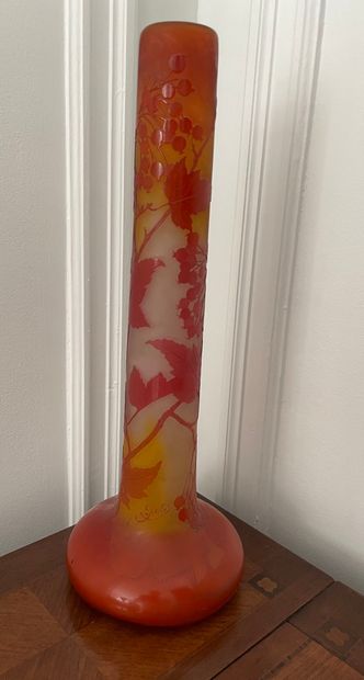 Grand vase soliflore à décor orangé de cerisiers.
Signé...