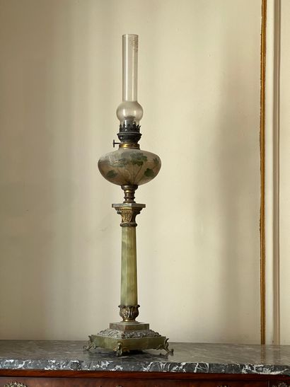 LAMPE A PETROLE en bronze verre et pierre...