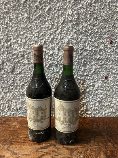 2 bouteilles Château HAUT-BRION, 1° cru Pessac-Léognan...