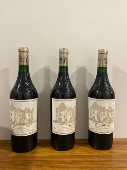 3 bouteilles Château HAUT-BRION, 1° cru Pessac-Léognan...