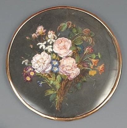 ÉCOLE FRANÇAISE du XIXe siècle Bouquet de fleurs Miniature. Porte une signature....