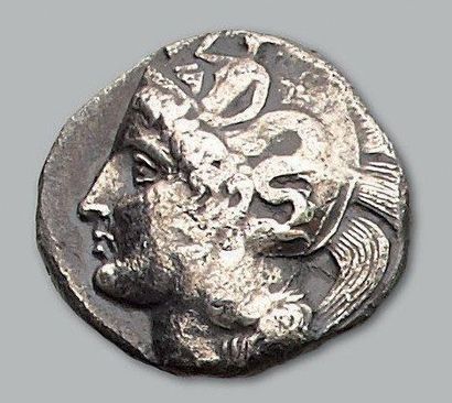 null LUCANIE Thurium Distatère (410-330 av. J.-C.). 15,20 g. Tête d'Athéna à gauche,...