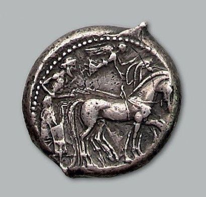 SICILE Syracuse Tétradrachme (480-475 av. J.-C.). 17,38 g. Règne de Gelon. Tête d'Aréthuse...