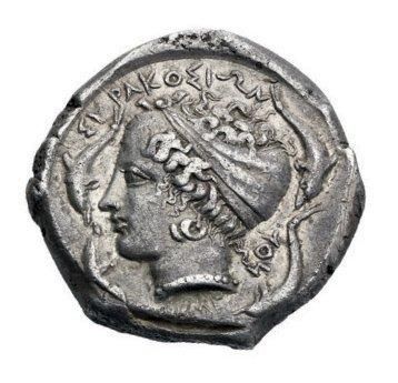 SICILE Tétradrachme (412-385 av. J.-C.). 17,06 g. Signé Eumènes et Evainète. Tête...