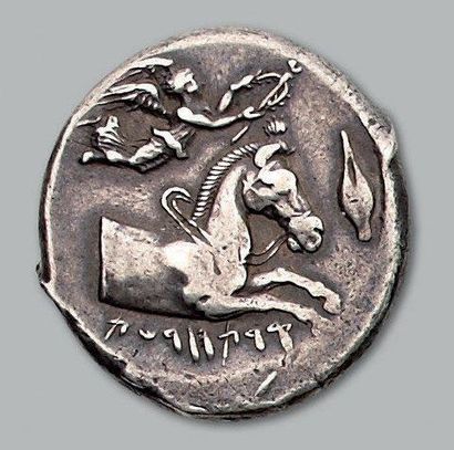 null Tétradrachme (vers 410 av. J.-C.). 16,75 g. Protomé de cheval à droite, couronné...