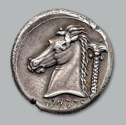 null Tétradrachme (350-325 av. J.-C.). 17,35 g. Tête d'Aréthuse à droite, les cheveux...