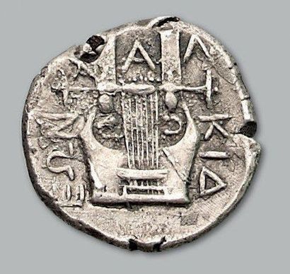 null Olynthe (420-355 av. J.-C.) MACÉDOINE Tétradrachme. 14 g. Tête laurée d'Apollon...
