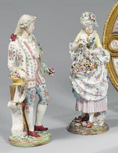 Deux statuettes en porcelaine de Saxe polychrome:...