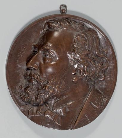 Eugène RIU (1832-1895) Maximin Joanny Médaillon, épreuve en bronze patiné, signée....