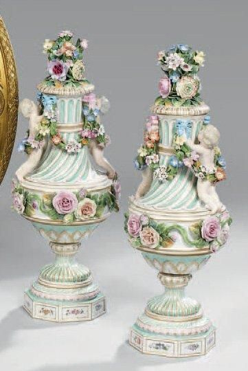 Paire de vases balustres couverts en porcelaine...