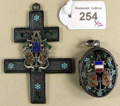 null ALSACE - LORRAINE, lot de deux: une croix du souvenir en forme de croix de Lorraine...