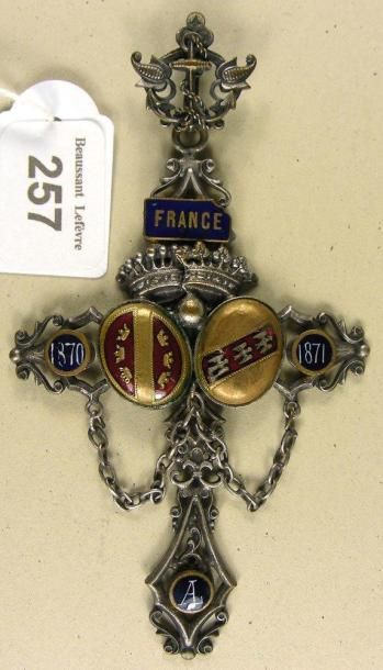 null ALSACE - LORRAINE, croix du souvenir de forme latine en métal argenté ajouré...