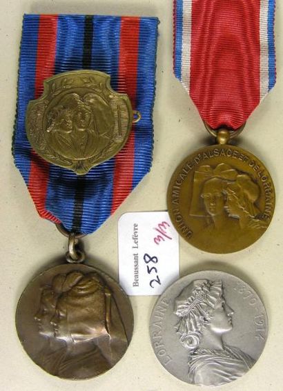 null ALSACE - LORRAINE, lot de trois: une médaille portable par Aline Lauth en bronze...