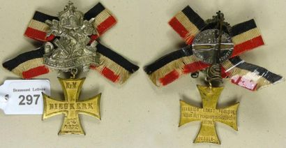 null NIEUKERK, croix d'une association d'anciens combattants en métal doré en forme...