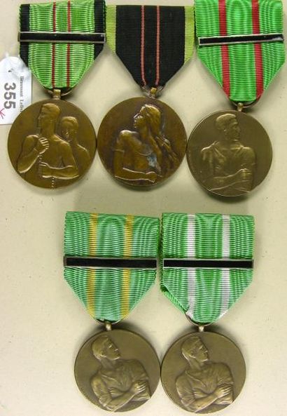 BELGIQUE LOT DE CINQ DÉCORATIONS: une Médaille de la Résistance, en bronze patiné,...