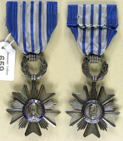 null ORDRE DU MÉRITE ARTISANAL, créé en 1948, insigne de chevalier en métal argenté...