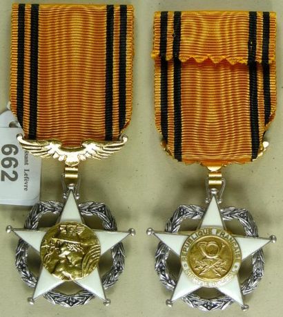 null ORDRE DU MÉRITE POSTAL, créé en 1953, insigne de chevalier en argent, vermeil...