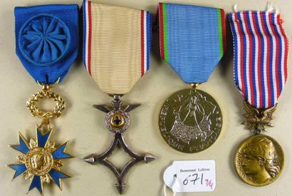 null LOT DE QUATRE: Ordre National du Mérite, étoile d'officier en bronze doré et...